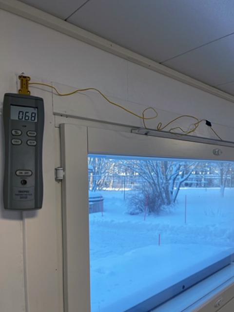 Oikeat ja riittävät ilmamäärät, lämpeneminen talvella ikkunan välitilassa tässä tapauksessa yli 20 astetta.